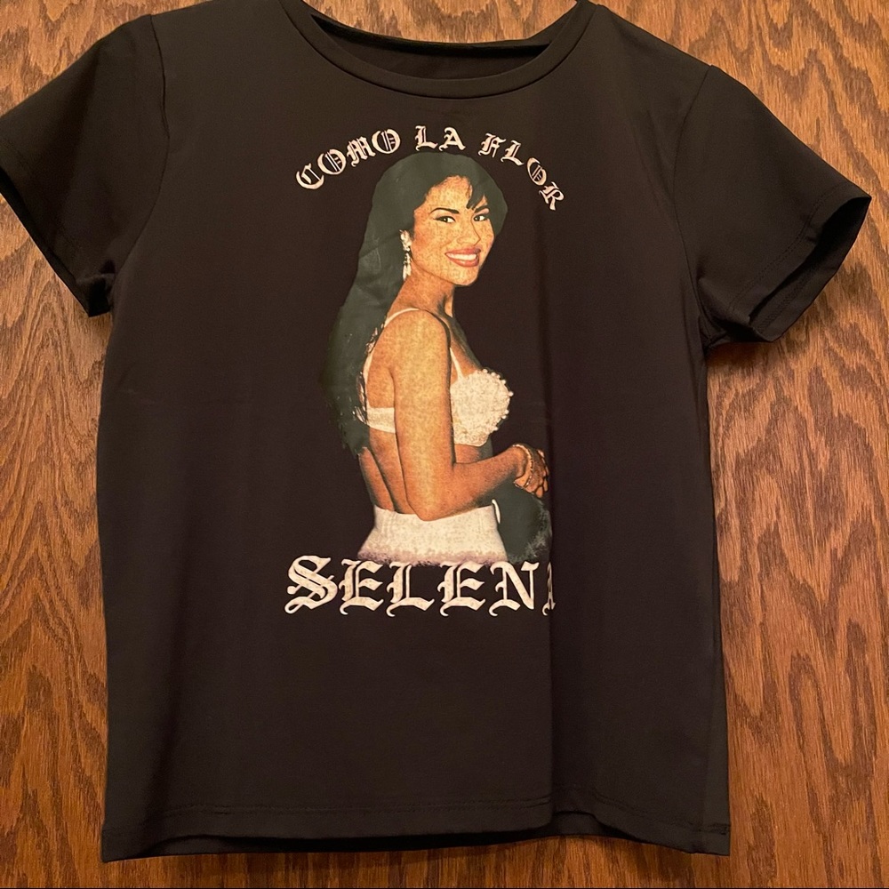 Black fitted Selena Q Crop top
